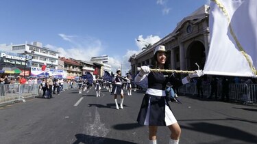 Delegaciones escolares rinden honores a los símbolos patrios