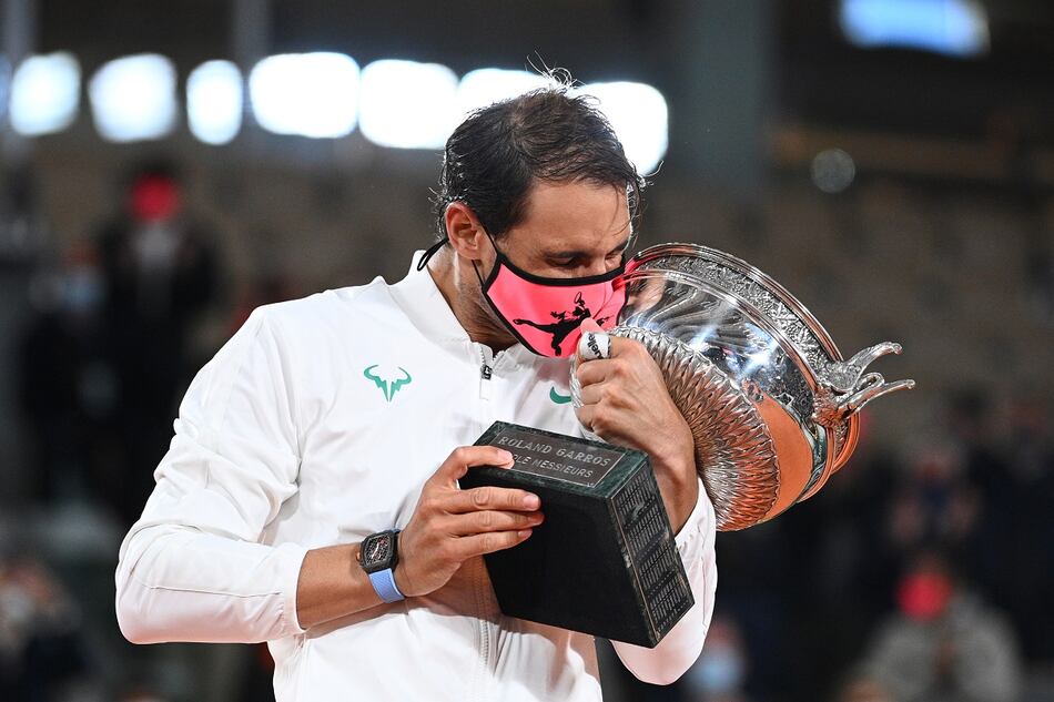 Nadal arrolla a Djokovic en el Roland Garros e iguala los 20 Grand Slams de Federer
