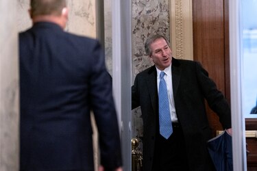 Juicio político contra Trump se alarga tras votación en el Senado para permitir testigos