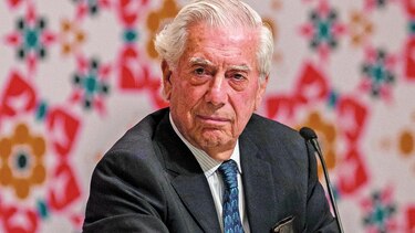 Vargas Llosa cenará con Macron, el rey emérito Juan Carlos y Javier Cercas