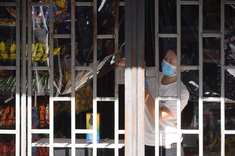 La capital no se detiene: el tráfico se mantiene activo, y la gente sigue en las calles