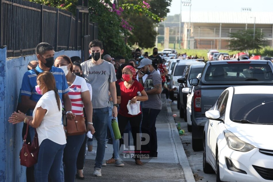 Largas filas de personas, en su mayoría jóvenes, durante el primer día de barridos en 8 circuitos del país