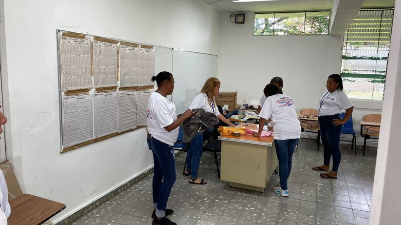 Cierran las mesas de votación en las primarias del PRD