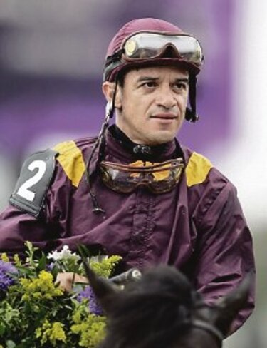 Velásquez no se rinde y sigue ganando