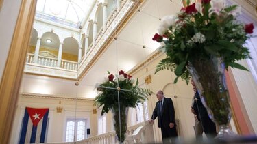 Izan la bandera cubana en nueva embajada de la isla en Washington