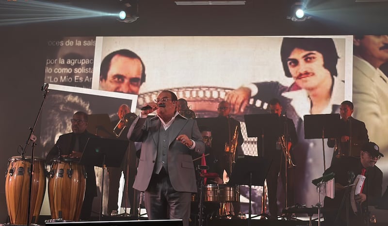 Tony Vega celebra en Panamá sus 49+1 años de trayectoria al ritmo de salsa y nostalgia