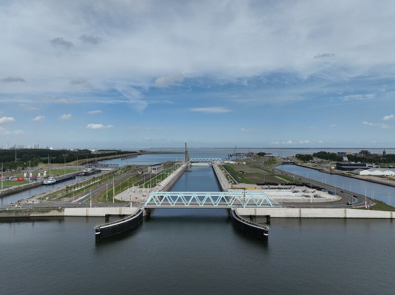 Países Bajos y Bélgica inauguran la megaesclusa Terneuzen, comparable a las del Canal de Panamá