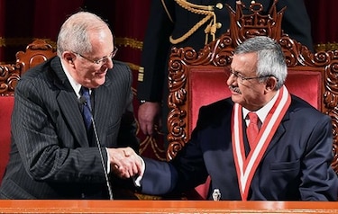Kuczynski recibe credenciales como presidente electo en Perú