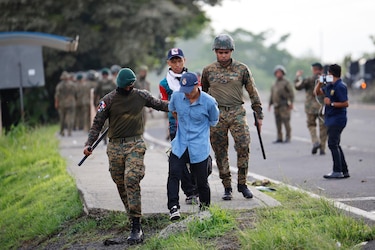 Protestas bajan de intensidad esta noche, pero persisten bloqueos en Changuinola; detienen a 14 en Veraguas