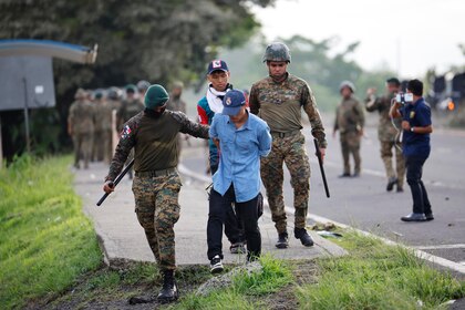 Protestas bajan de intensidad esta noche, pero persisten bloqueos en Changuinola; detienen a 14 en Veraguas