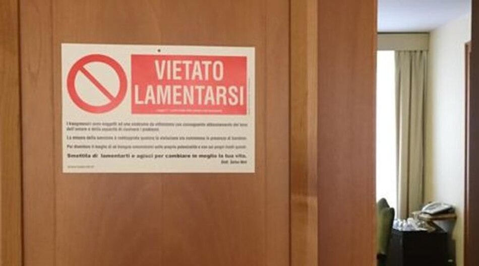 Aviso en la puerta del papa Francisco: ‘Prohibido quejarse’
