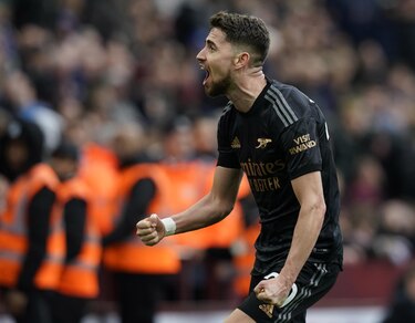 Jorginho da aire al Arsenal con triunfo sobre Aston Villa