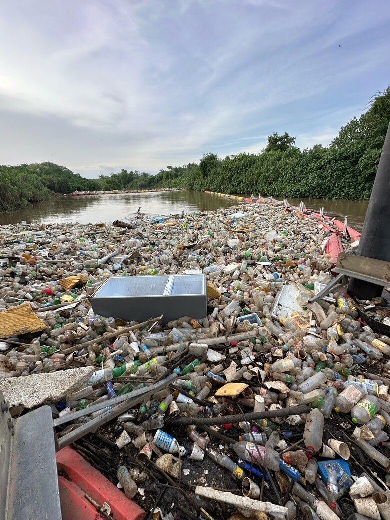 Del río contaminado a la sala: así se transforma el plástico en diseño y arte