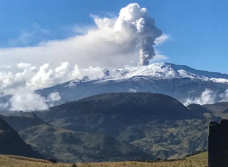Volcán Nevado del Ruiz expulsa ceniza en aniversario de trágica erupción en Colombia