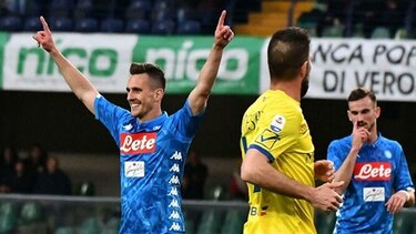 Nápoles gana al Chievo y vuelve a retrasar el título de la Juventus