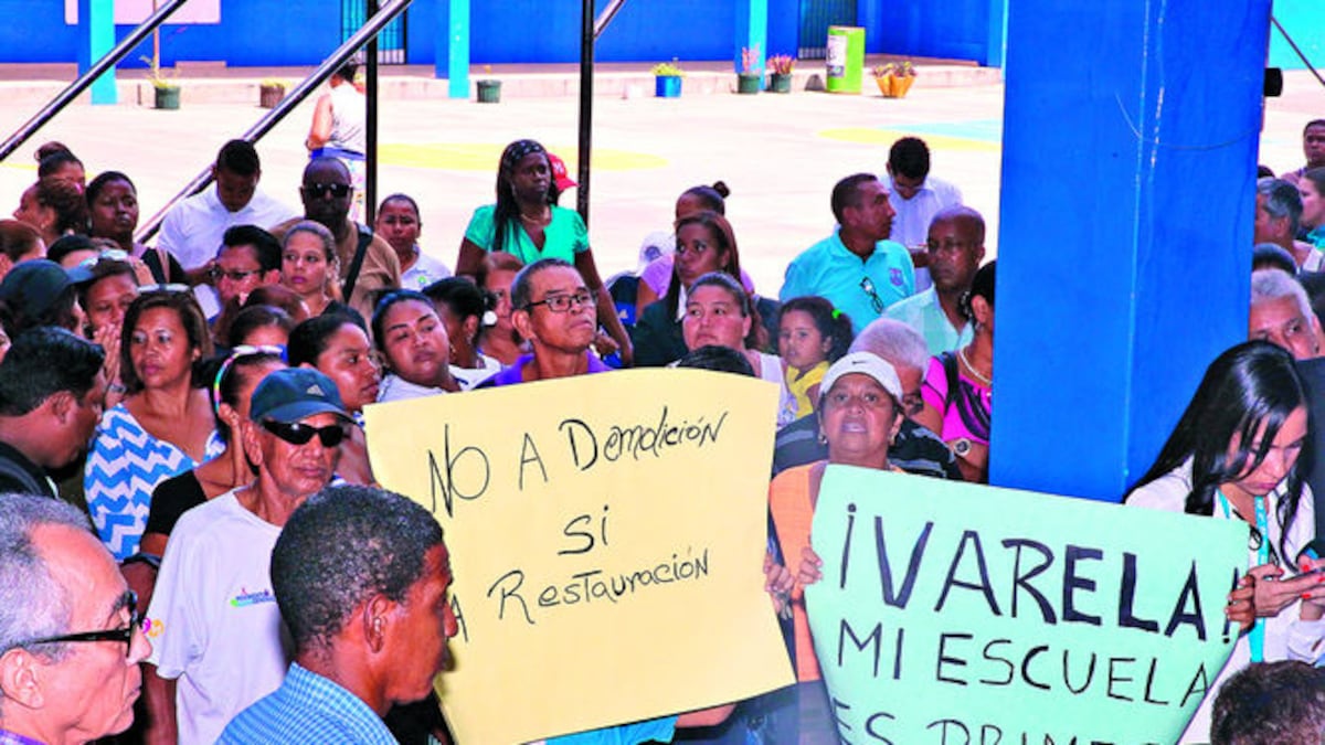 Padres de familia de la Escuela República de Venezuela están inquietos por la reubicación de sus hijos en otras áreas para recibir clases.