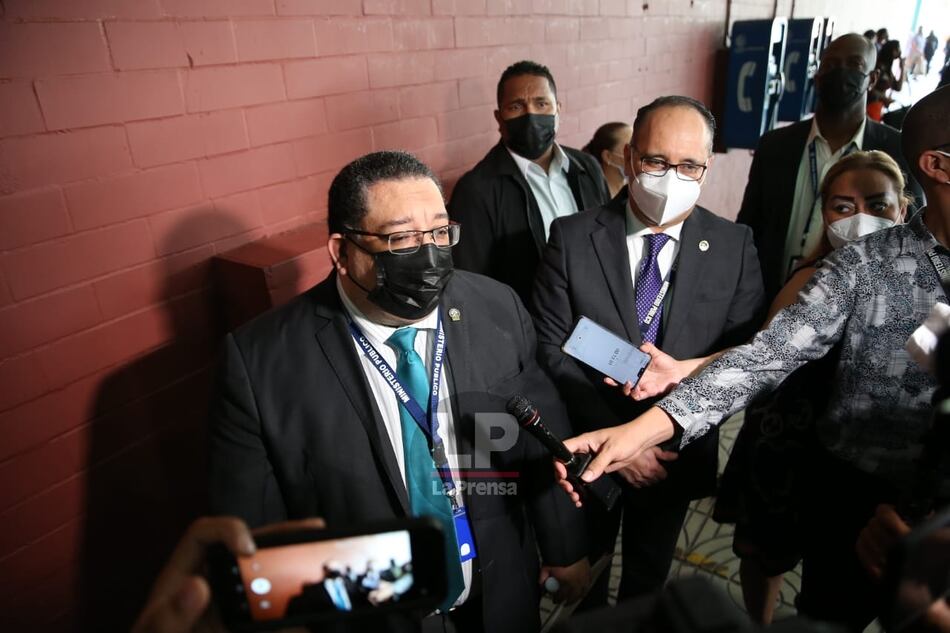 El juicio a Martinelli se pospone para el 5 de julio; los jueces ordenan un examen y le asignan un defensor público