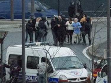 Francia resuelve crisis de rehenes con asaltos simultáneos