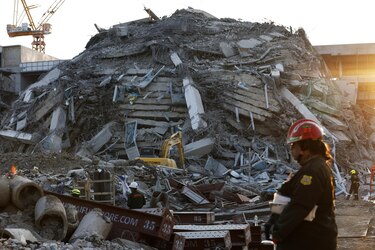 Pánico en Bangkok: Un edificio colapsa tras sismo y deja más de 80 atrapados