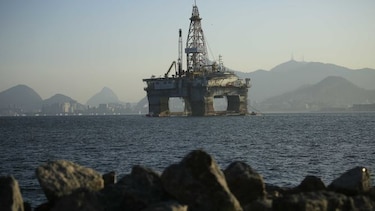 El barril de Brent cae por debajo de 35 dólares por primera vez en 11 años