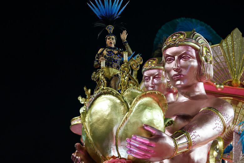 Brasil estalla en color y samba en la primera noche del Carnaval en Sao Paulo
