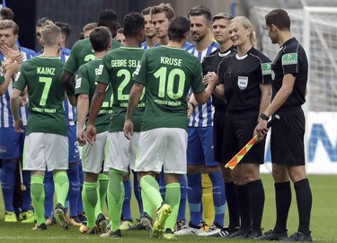 Hertha y Werder Bremen empatan en histórico partido dirigido por una mujer