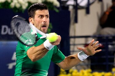 Djokovic avanza a cuartos de final en Dubái, Bautista es eliminado