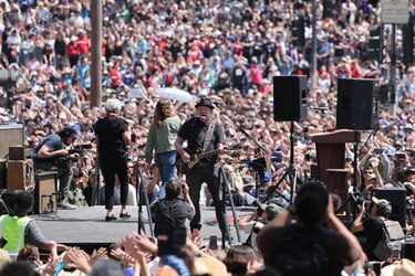 Bernie Sanders prosigue cruzada contra la ‘oligarquía’ congregando a miles de personas en Los Ángeles