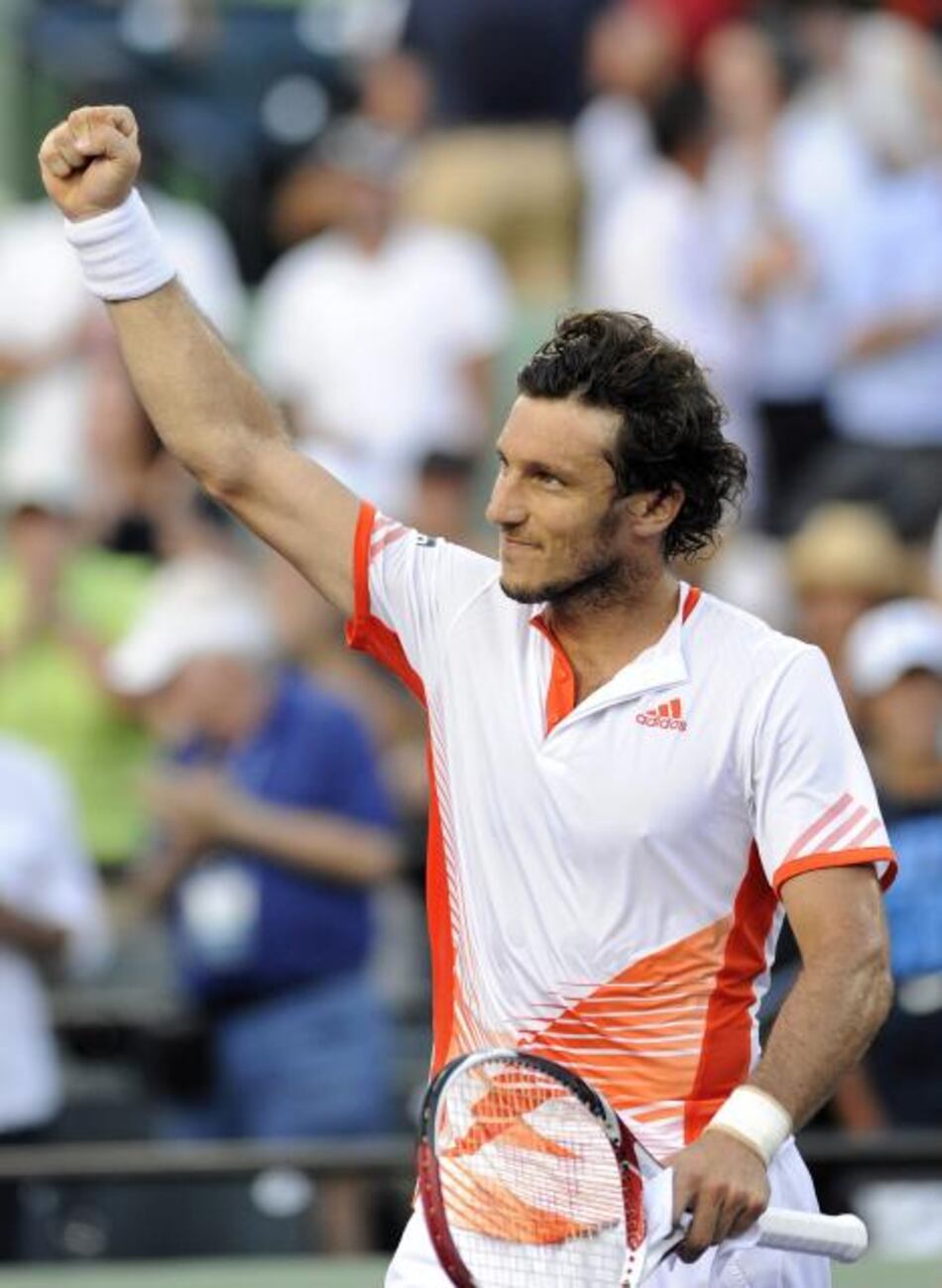 Juan Mónaco vence a Andy Roddick