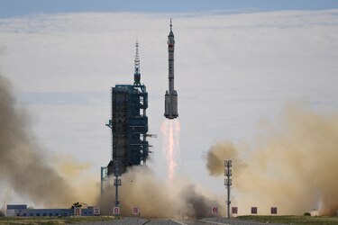 Los primeros tripulantes llegan a la estación espacial china