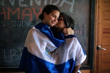 En Nicaragua liberan a 91 opositores, entre ellos la belga Amaya Coppens