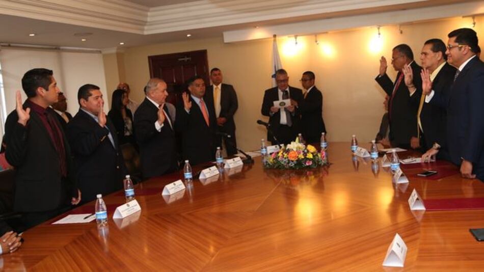 Juramentan a Luis Eduardo Quirós como presidente de la Comisión de Credenciales