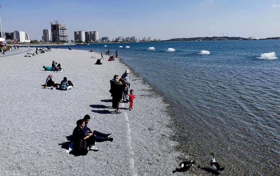 Reino Unido reabrirá comercios pese a pandemia, que aumenta en India e Irán