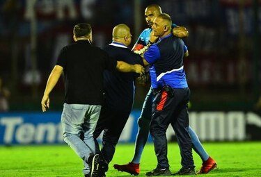 El panameño Luis Mejía se disculpa tras pelea en clásico del fútbol uruguayo