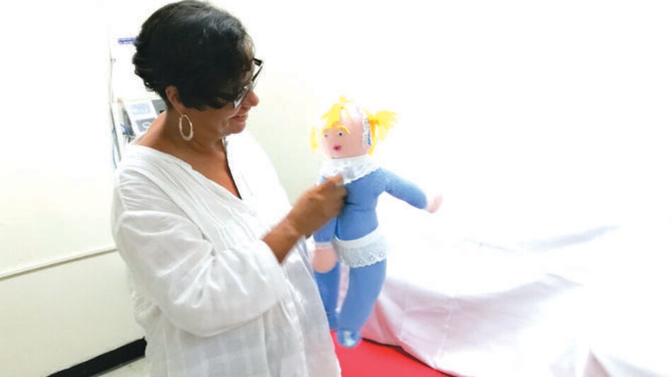 Una muñeca para atenuar las angustias del tratamiento de cáncer