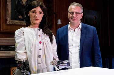 Oxford exhibe al 'primer robot artista' del mundo