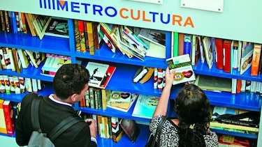 Autoridades inauguran el primer BiblioMetro
