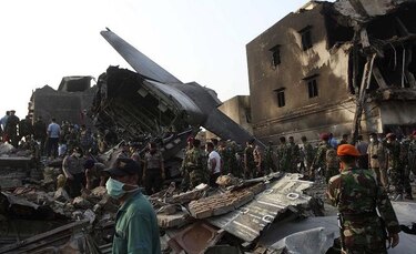 Recuperan 141 cuerpos tras choque de avión en Indonesia