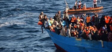 Mueren dos migrantes y rescatan a más de 700 en el Mediterráneo