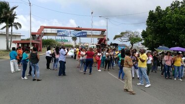Docentes colonenses se mantienen en huelga