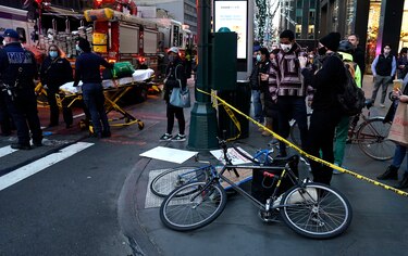 Un auto embiste a manifestantes en Nueva York