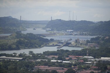 El Canal de Panamá reducirá nuevamente el número de tránsitos diarios a 31