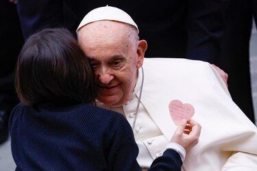 El papa renuncia a leer su discurso por salud pero saludó a muchas familias y niños