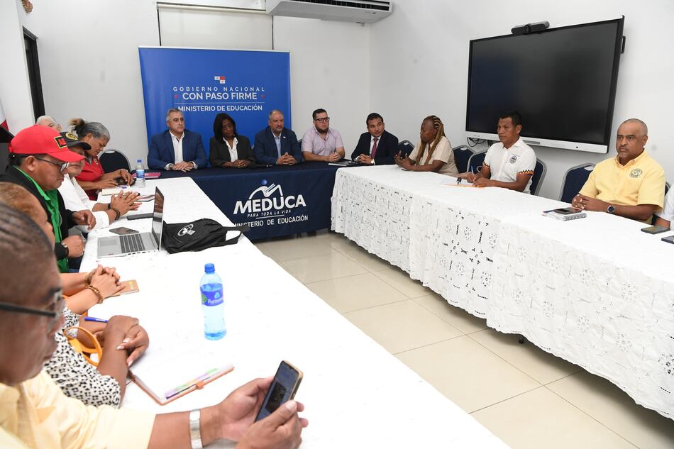 Meduca inicia reunión con gremios docentes, Asamblea y Conep en medio del paro