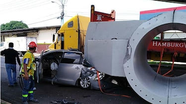 Carga se desprende de camión y aplasta vehículo en la vía Domingo Díaz