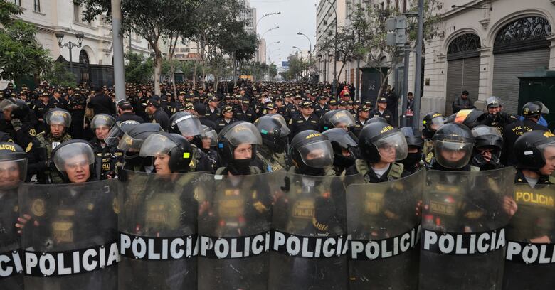 Protestas de la Generación Z en Perú: qué reclaman los jóvenes y otros grupos que se enfrentaron con la policía en el centro de Lima