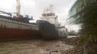 Mal tiempo impide el rescate de dos marinos en Colón