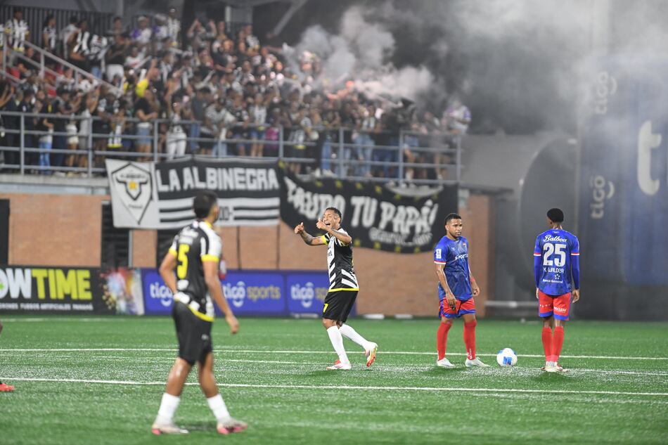 Tauro vence 2-0 a Plaza Amador y sigue con vida