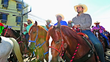 Domingo de vaqueros y políticos