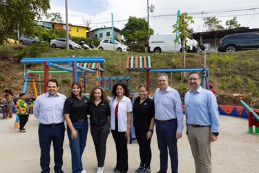 Banesco Panamá presenta en San Miguelito, su tercer Parque de Amor, hecho 100% con descartes plásticos
